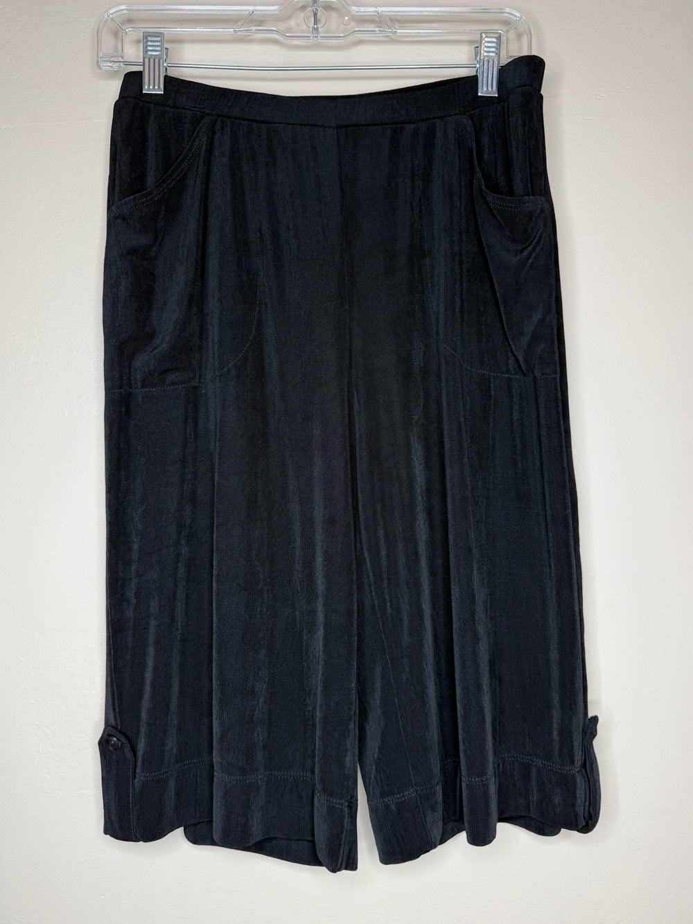 Chico’s Travelers Black Wide Leg Shorts with Pockets Cuffs Size Medium